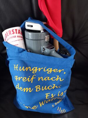 Stofftasche „Hungriger, greif nach dem Buch, es ist eine Waffe“